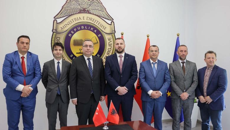 Bashkëpunim në rehabilitimin dhe kushtet e…/ Drejtori i Përgjithshëm i Burgjeve takim me ambasadorin turk në Tiranë