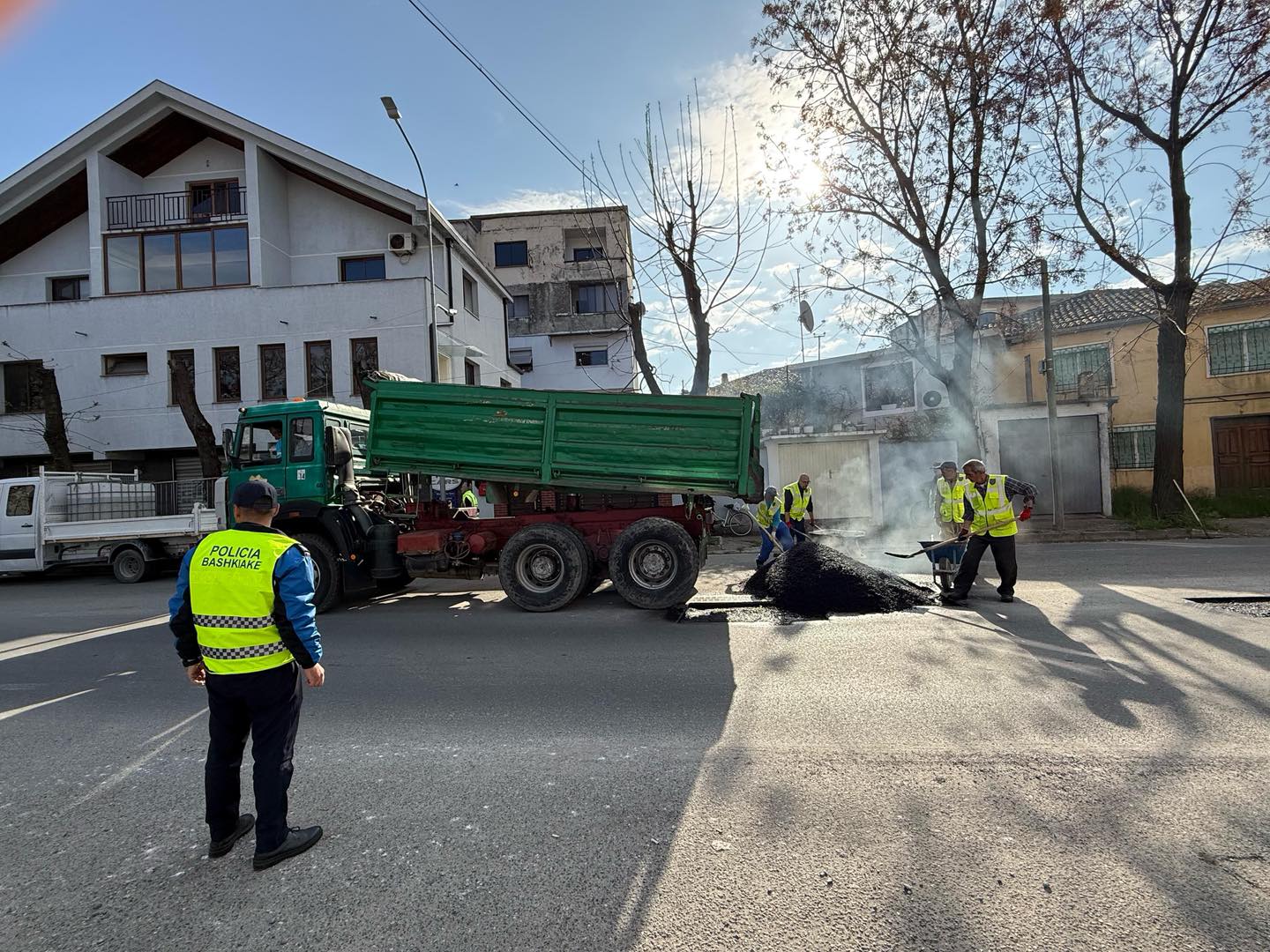 Bashkia Shkodër nis ndërhyrjet në segmentet rrugore të amortizuara, punimet do të vijojnë në zona të tjera