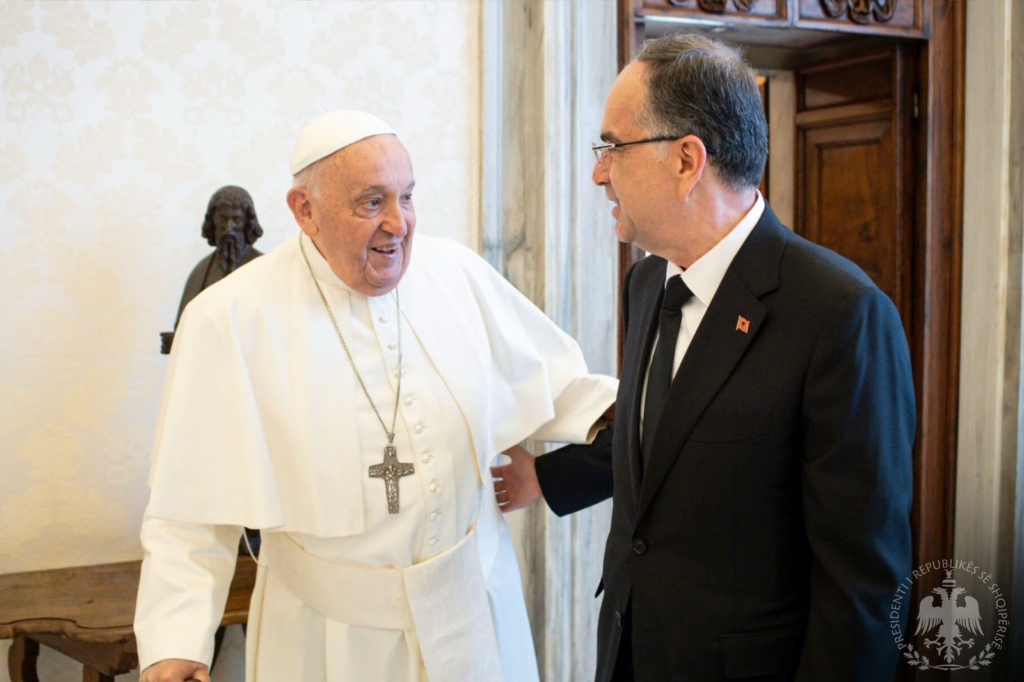 Begaj rrëfen ceremoninë për Papa Françeskun: Vizita e tij në Shqipëri mbetet historike!
