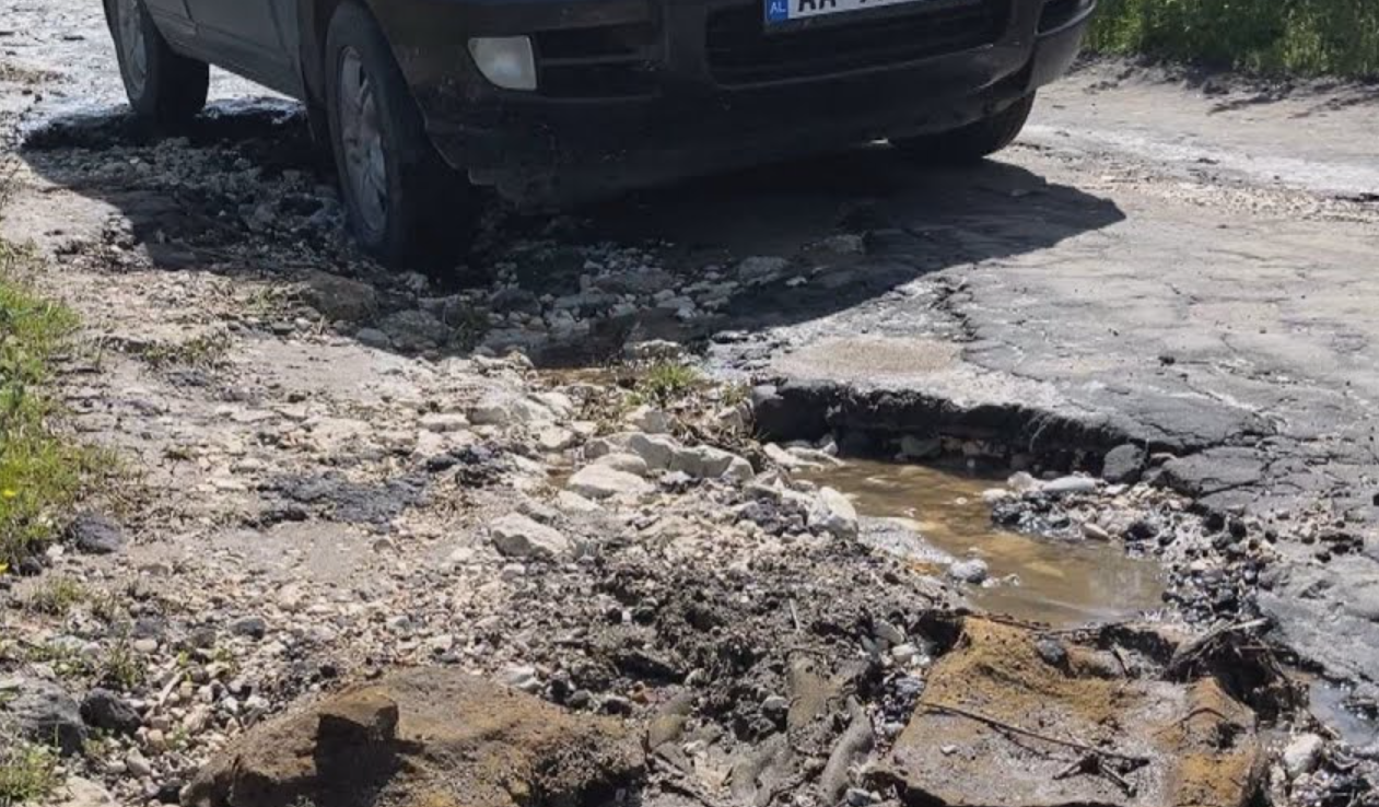 Belishova vuan për rrugë, për ujë dhe kanalizime. Banorët: Nuk do të votojmë