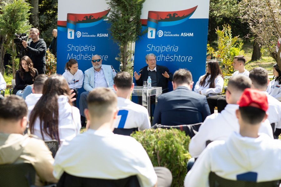 Berisha dhe LaCivita me të rinjtë: Shqipërisë sot i duhen misionarë! Programi i ‘Shqipërisë Madhështore’ do bëjë realitet ëndrrat tuaja