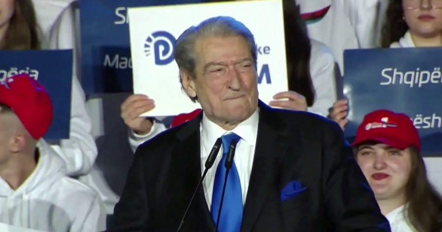 Berisha loton gjatë fjalimit: Rama e ka të vështirë, aroma e fitores ndihet në ajër