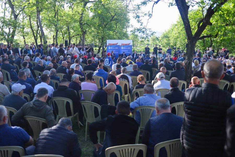 Berisha me fermerët: Politika që ndoqi qeveria Rama ishte shkatërrimtare, hapi kufijtë për prodhimet serbe