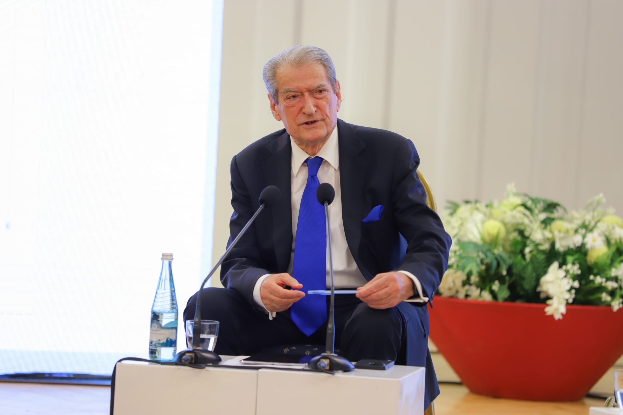 Berisha me studentët e mjekësisë: Do të dyfishojmë buxhetin për shëndetësinë dhe arsimin! Do të hapim një fakultet tjetër mjekësie