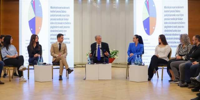 Berisha me studentët e Mjekësisë: Shëndetësia mori goditjet më të rënda 4 vitet e fundit! Gjithçka më rikujton vitet ’60