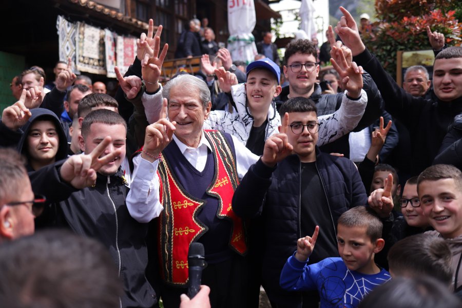 Berisha pozon me maturantët: Jemi të gjithë njisha/ Shitësja i dhuron bufin, kreu i PD: Simboli i mençurisë, e çmendi Edi Ramën