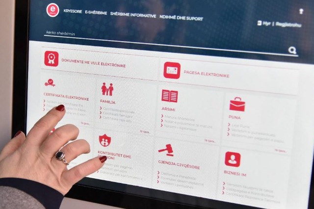 Berisha premton të “zhbëjë” e-Albania: Është bërë si telefon i prishur. Të plas shpirtin! Do rikthejmë zyrat për qytetarët