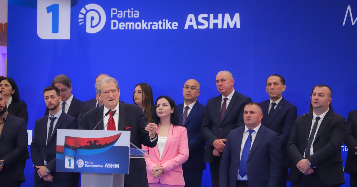 Berisha prezanton ekipin në Elbasan: Pagat e mësuesve deri në 1500 euro! Do fusim kartën e konsumatorit