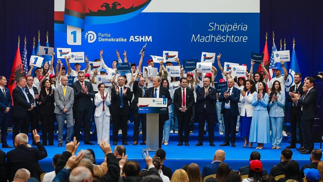 Berisha prezanton kandidatët në Durrës: Rama nuk fle dhe merret duke i vënë nofka gjeniut LaCivita