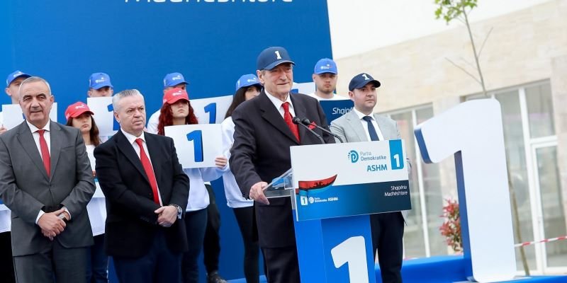 Berisha: Shqipëria pakësohet çdo muaj, ndërsa buxheti përqëndrohet në duart e një grupi njerëzish që e ndajnë me familjarët