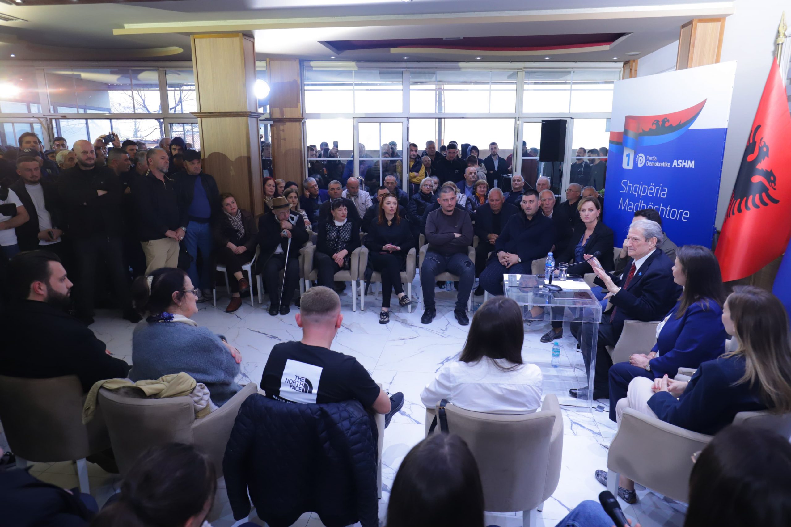 Berisha takim me banorët e degës 2 në kryeqytet: Për pensionistët transporti interurban do jetë me gjysmë çmimi