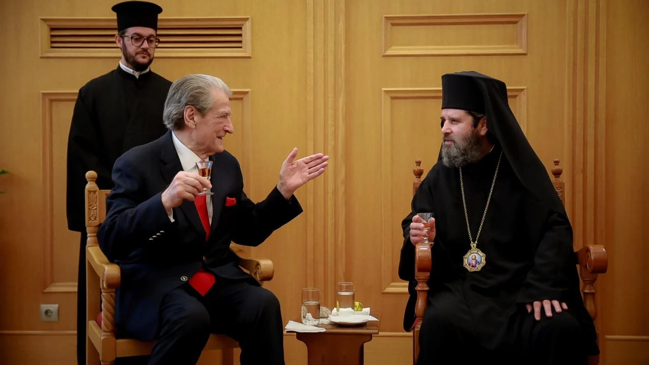 Berisha takim me Kryepeshkopin Joan: U munduan ta fshijnë opozitën, por ajo u ringjall ashtu si Krishti