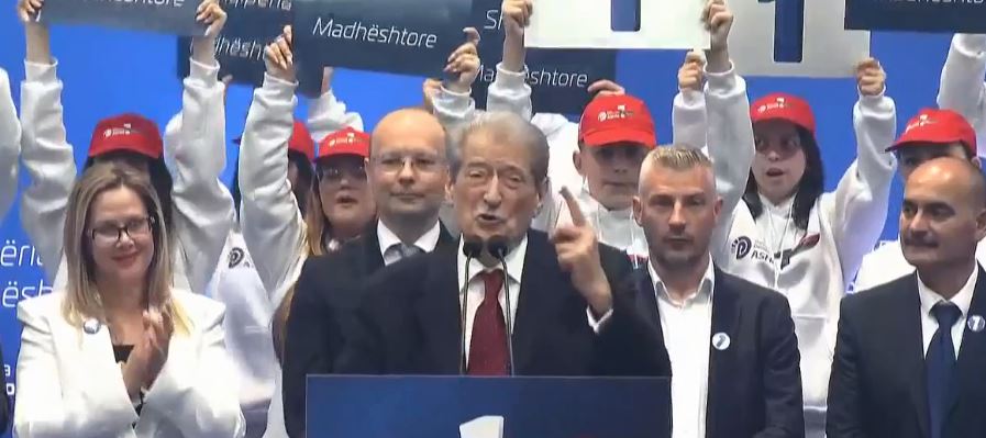 Berisha vijon takimet, ndalet në Pogradec: Rama në premtime ka veç këneta dhe tallava