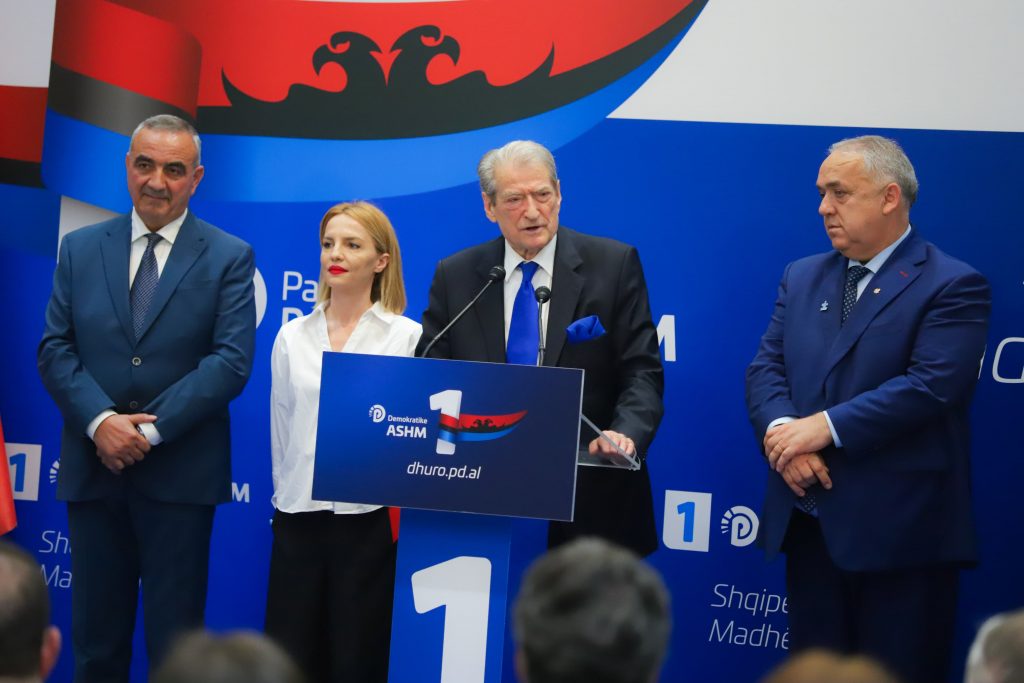 Berisha vijon turin në njësinë 11 dhe premton: Rroga minimale në Shqipëri rritet në 500 euro