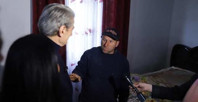 Berisha vizitë në një familje të dëmtuar nga tërmeti: Po pasurohen me fatkeqësitë e qytetarëve!