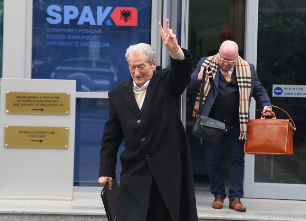 Berisha zvarrit gjyqin për korrupsion, avokati: Turp për drejtësinë! Po përdoren avokatët për…