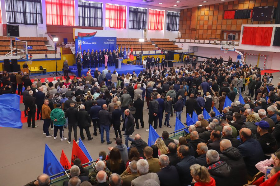 Berishën e presin një grusht demokratësh në Elbasan, kreu i PD: Banditët e qeverisë zvarrisin komisarët e Policisë