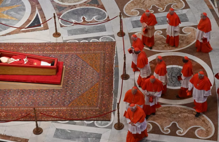 Besimtarët e krishterë nga e gjithë bota dynden në Vatikan për të nderuar Papën e ndjerë