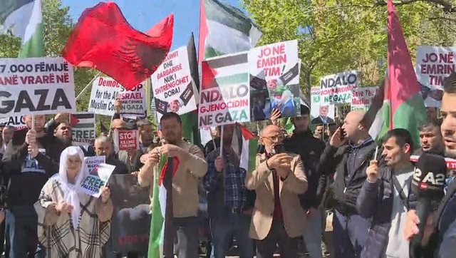 Besimtarët myslimanë protestë përpara Parlamentit, kundërshtojnë qëndrimin e Ramës për Gazën