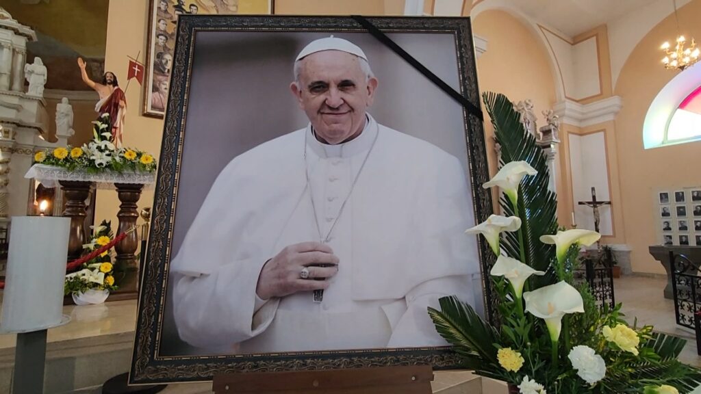 Bien kambanat në Shqipëri, flamuri i Vatikanit në gjysmështizë