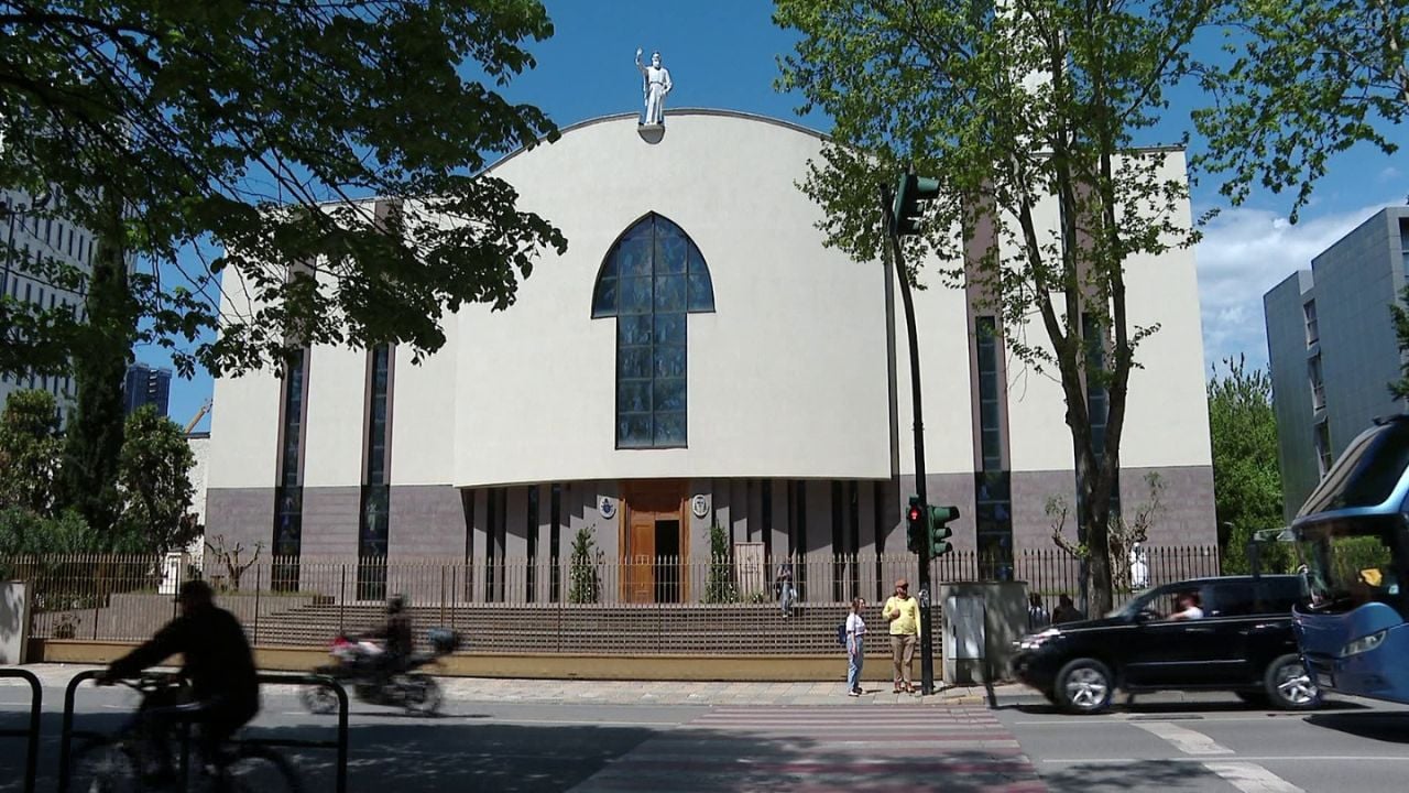 Bien këmbanat për Papa Franceskun, në orën 18:00 në kishat katolike në Shqipëri mbajnë meshat e lutjes për Atin e Shenjtë