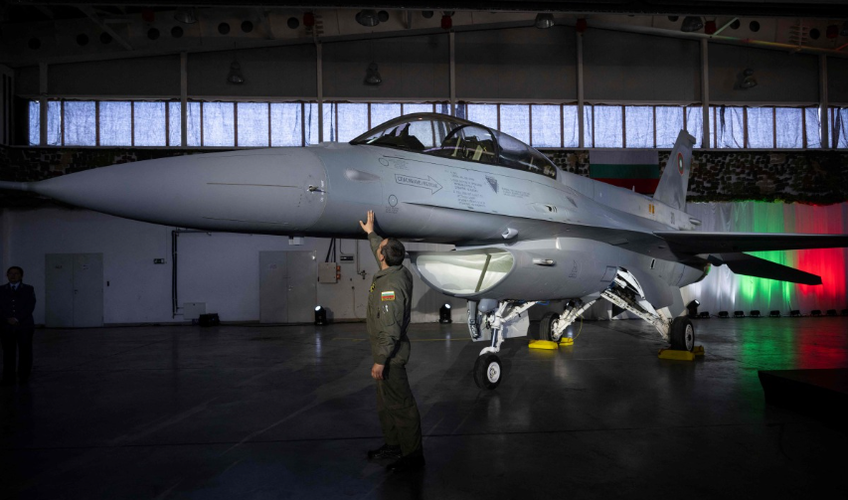 “Blindohet” Bullgaria, mbërrin avioni i parë amerikan F-16, 7 të tjerë deri në fund të vitit