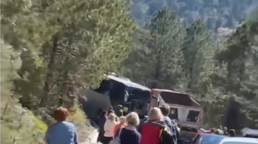 Bllokohet Llogoraja, autobusi përfshihet në aksident me kamionin