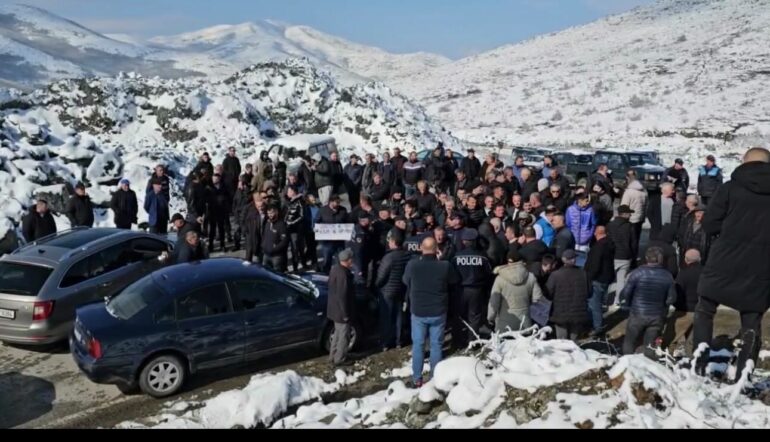 Bllokohet pika kufitare në Qafë Prush/ Banorët e Tropojës dhe Hasit protestojnë për ndertimin e rruges