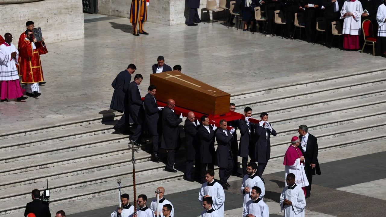 Bota i jep lamtumirën Papa Françeskut! Mbahet ceremonia mortore, arkivoli prej druri vendoset në Sheshin e Shën Pjetrit