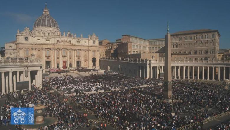 Bota i jep sot lamtumirën Papa Françeskut, mijëra besimtarë në sheshin e Shën Pjetrit! Ja kush merr pjesë