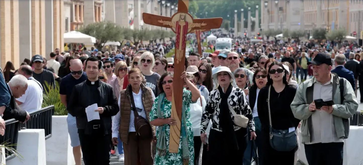 Bota mban zi për vdekjen e Papa Franceskut, pikëllim në mbarë botën