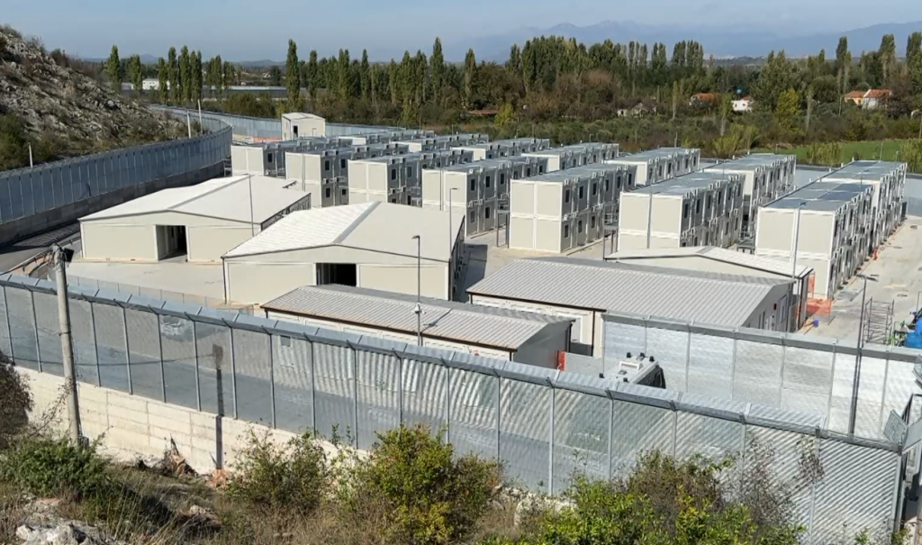 Brenda javës mbërrijnë 44 emigrantë në Gjadër, Italia dërgon ata që iu është refuzuar qëndrimi