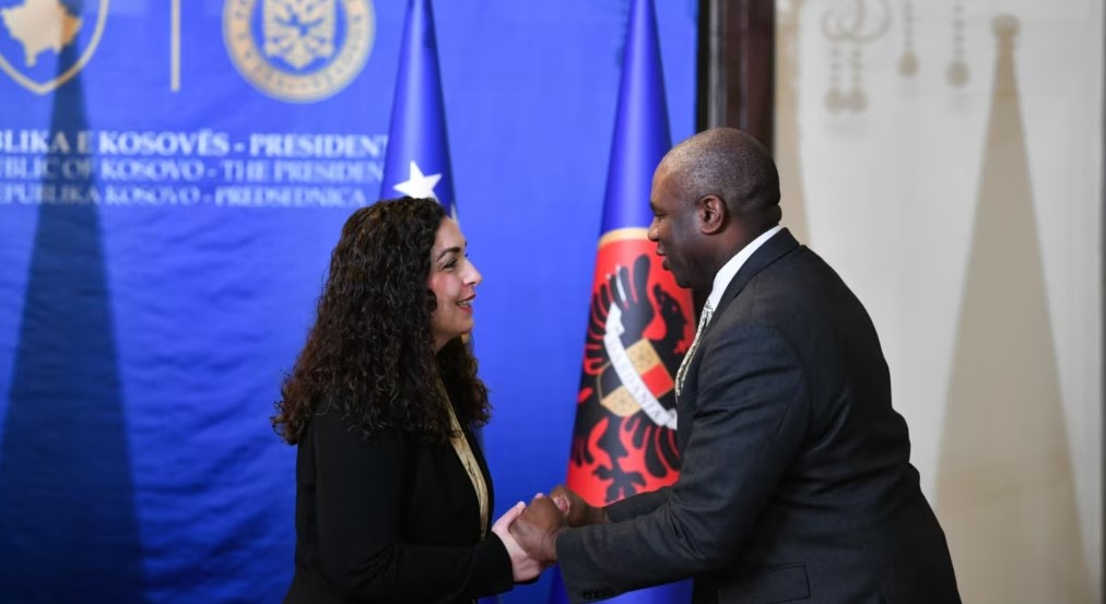 “Britania mbështet Kosovën”, Sekretari i Jashtëm i Mbretërisë së Bashkuar viziton Prishtinën