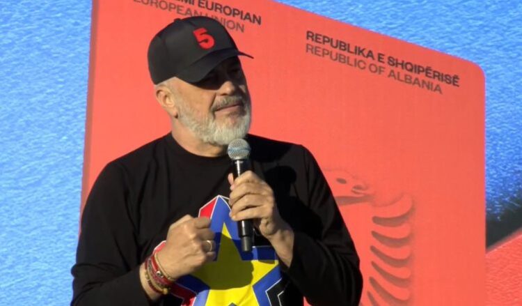 “Burrat janë çyrykë, ulen pijnë raki”/ Rama “mëson” gratë socialiste: Ja si të bëni vota për mua