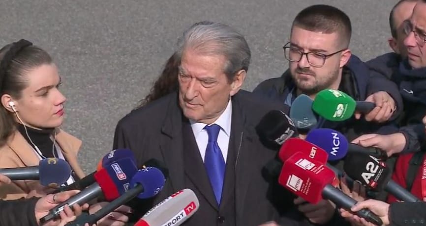 “Burrec dy metra i gjatë”/ Berisha në Kuçovë: Rama i tmerruar, është drejt greminës. S’ia mban të dalë në debat