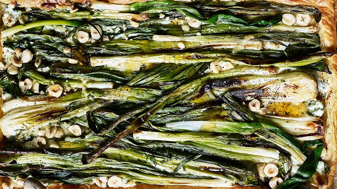 Byrek i Hapur me Spinaq dhe Qepë të Njoma