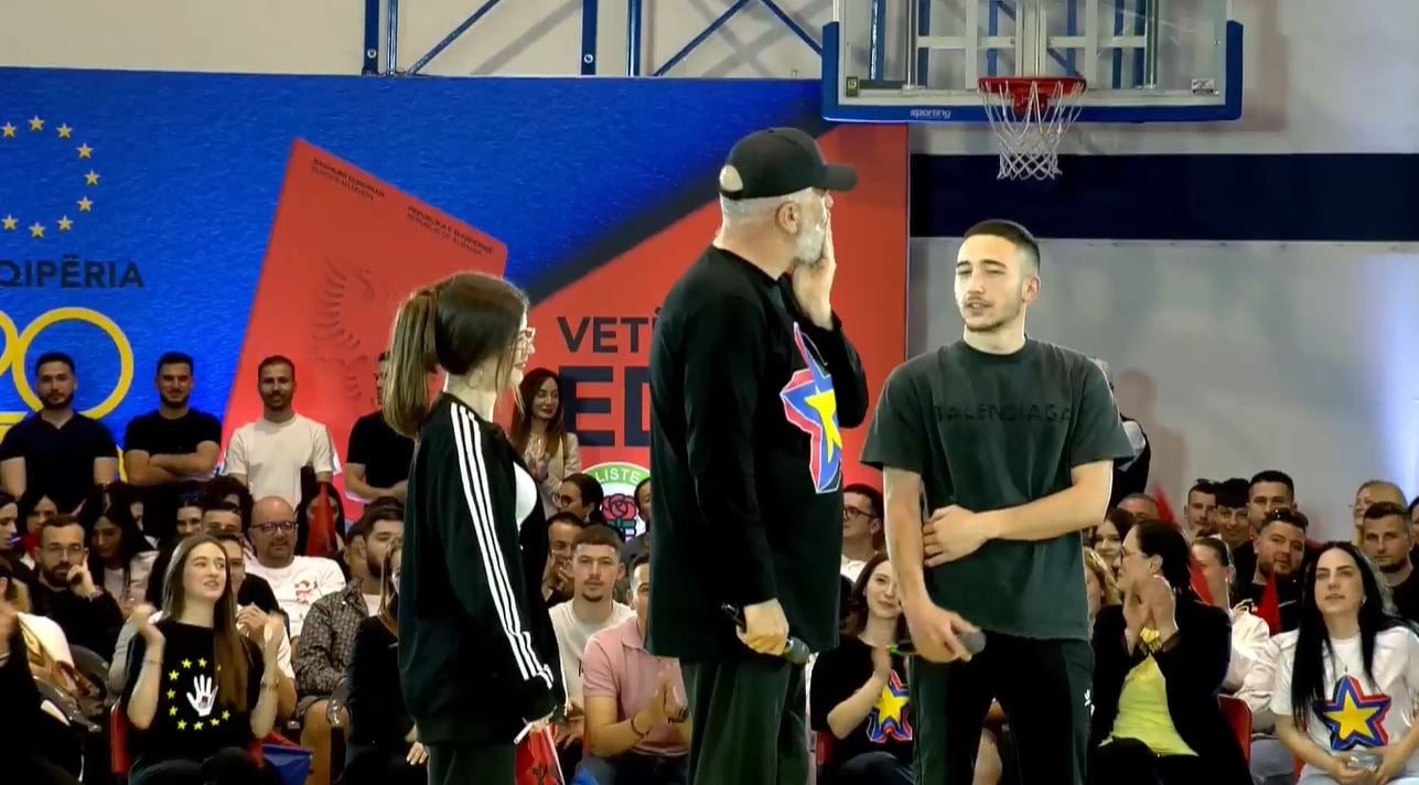 “Ç’a po i thoje?”/ Rama “ngre në mësim” të riun që bënte “zhurmuesin” në takim, plas e qeshura! Kryeministri: Tani uluni veç e veç!