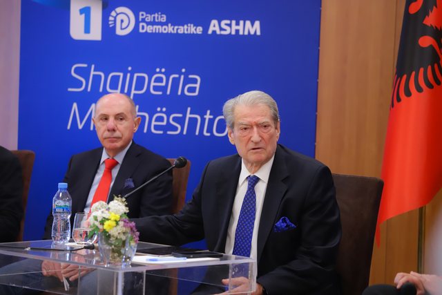 “Çdo pension mbi 200 euro do rritet me 20 përqind”/ Berisha: Tre muajt e parë do vendosim minimumin jetik 200 euro