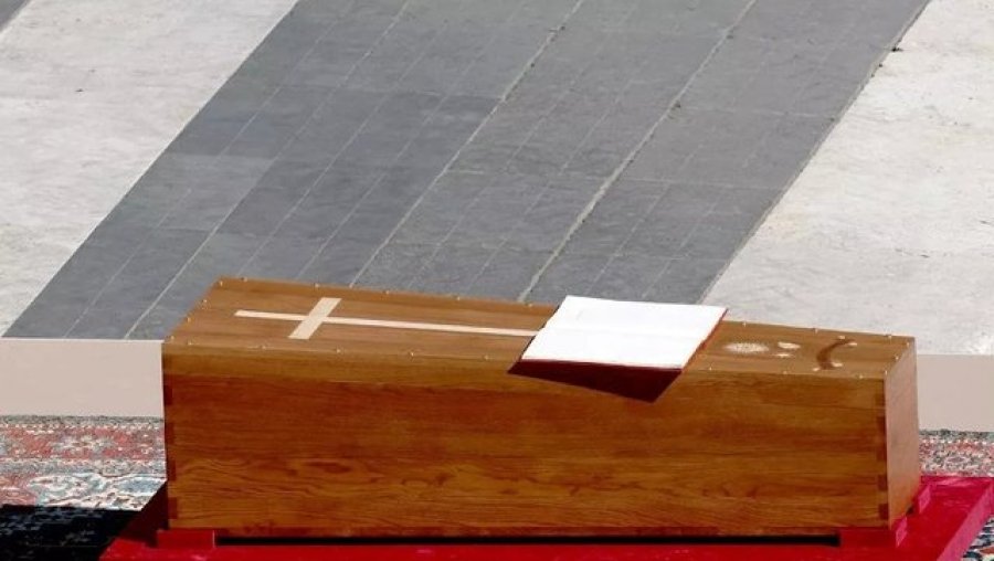Ceremonia e lamtumirës, mbi arkëmortin e Papa Françeskut qëndron i hapur Ungjilli