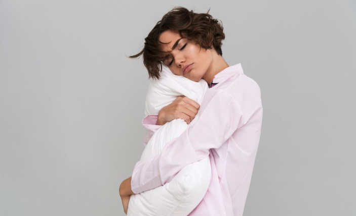 Çfarë i ndodh trupit nëse flini më pak se 6 orë