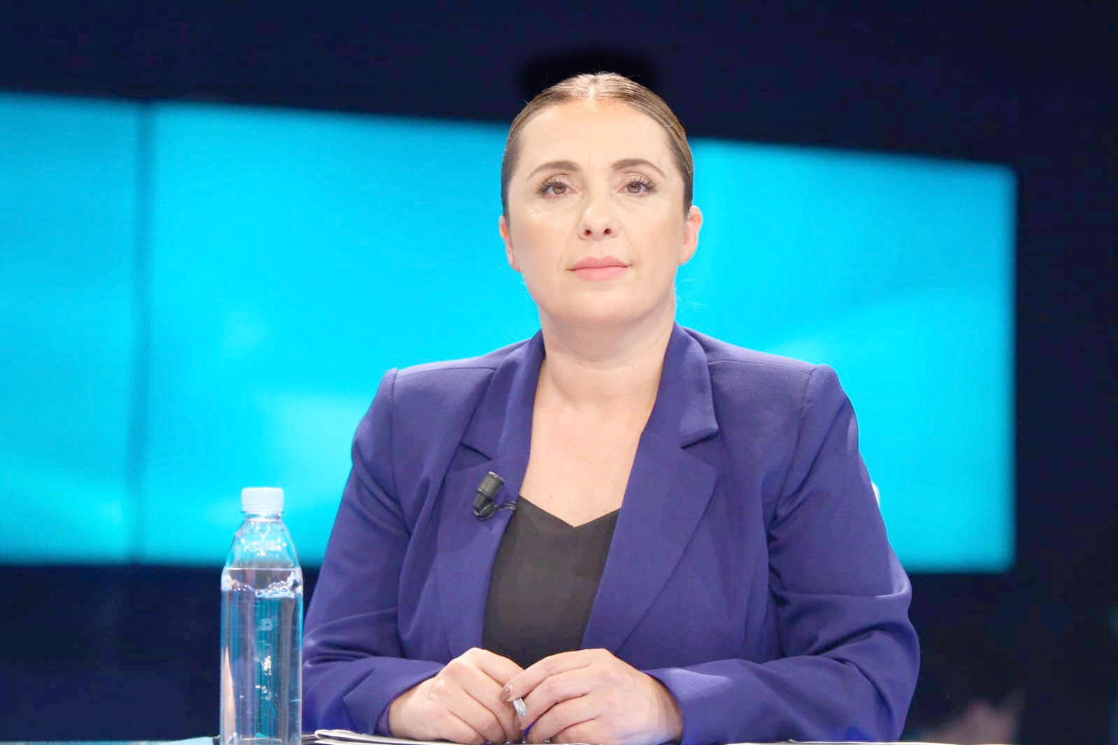 “Çfarë kanë për tu dhënë qytetarëve?”/ Gazetarja Anila Hoxha ‘godet’ politikën: I bëjnë fushatat për ‘like’