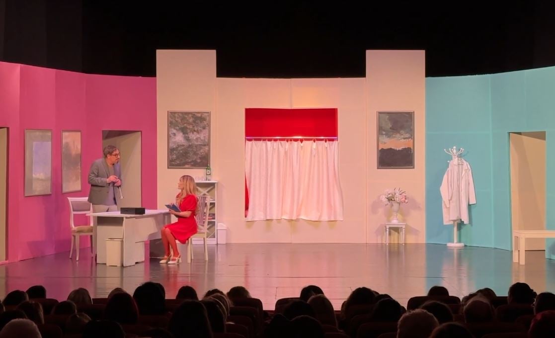 “Çfarë pa Kryeshërbëtorja”/ Regjisori Kiço Londo rikthehet me komedinë e famshme pas 50 vitesh në Elbasan