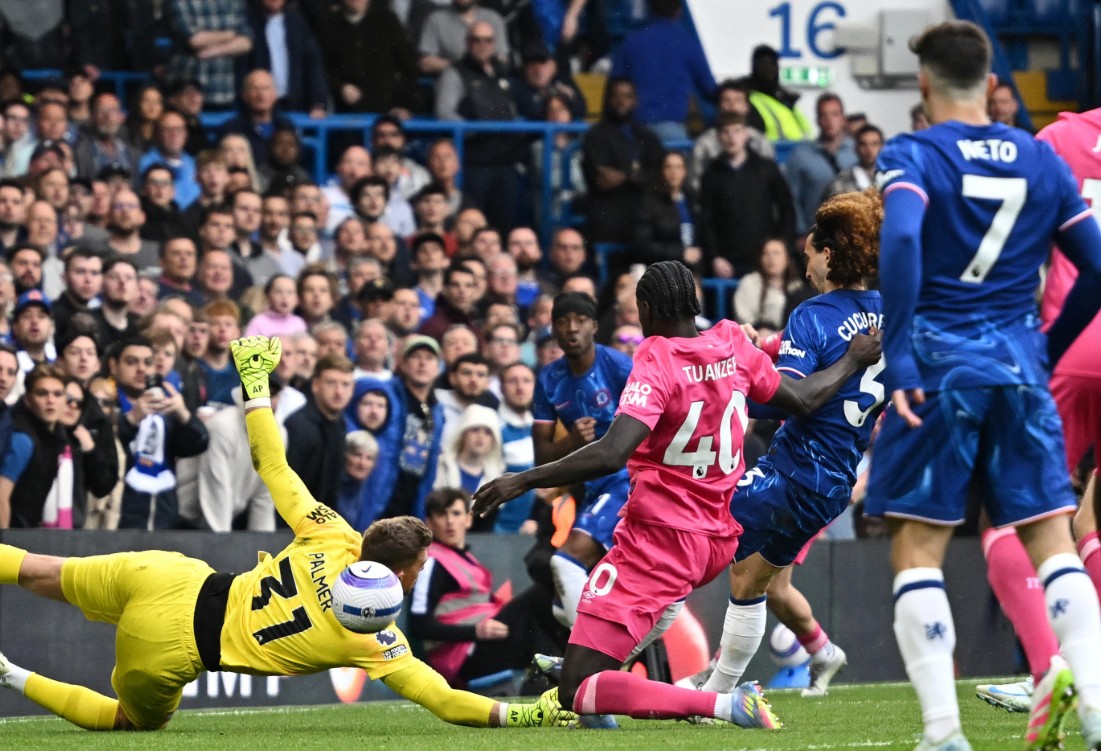Chelsea e nis me gol pjesën e dytë, “Blutë” duan përmbysjen në derbin ndaj Ipswich (video)