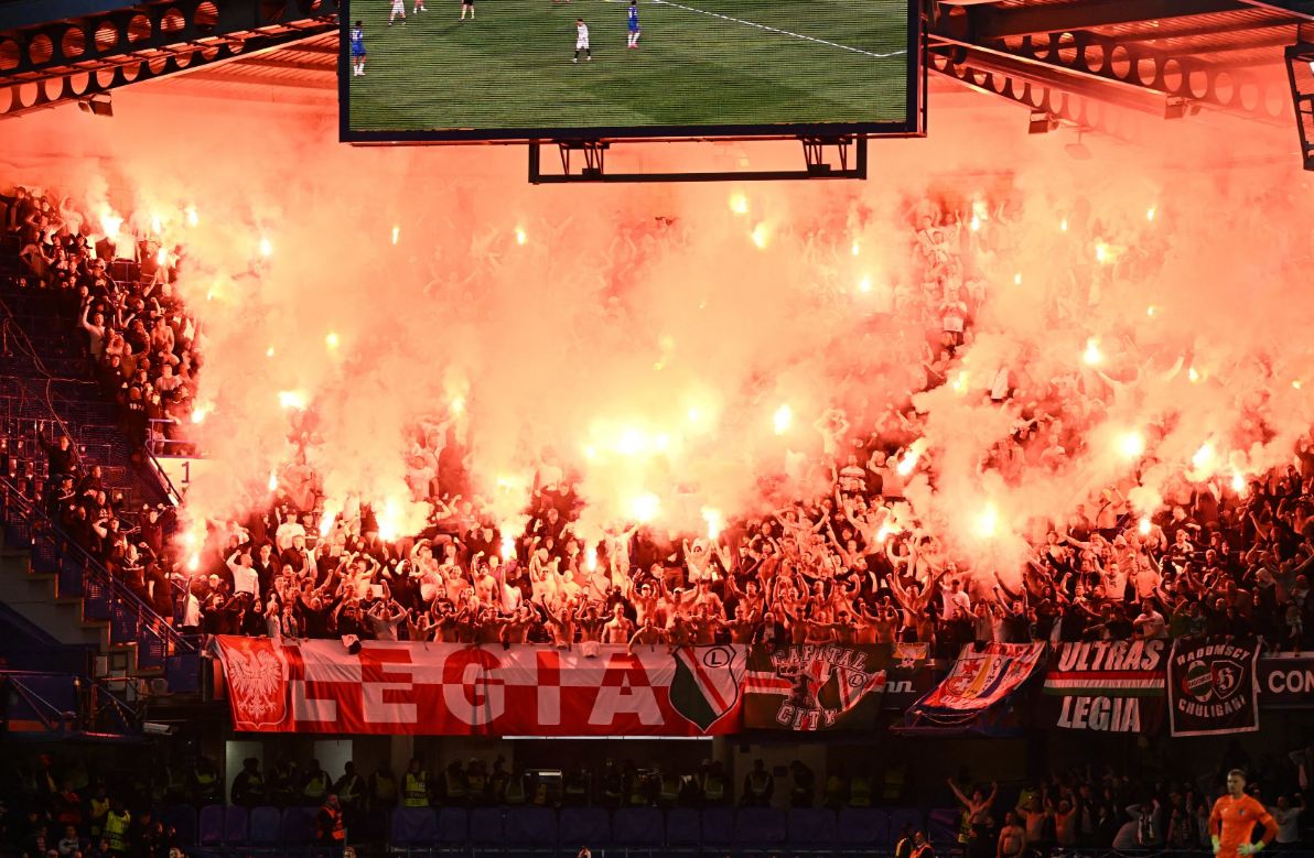 Chelsea turpërohet por kalon në gjysmëfinale, tifozeria e Legias “djeg” stadiumin! Kalojnë edhe Fiorentina e Betis (VIDEO)