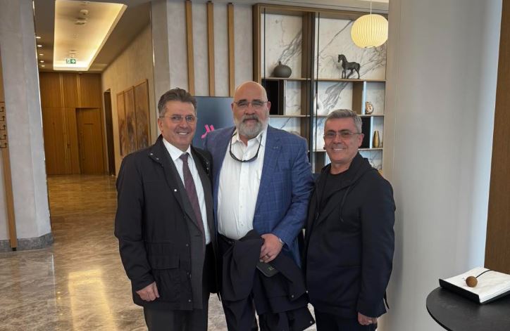 Chris LaCivita mbërrin në Shqipëri, Fatmir Mediu ndan pamjet nga pritja në Rinas