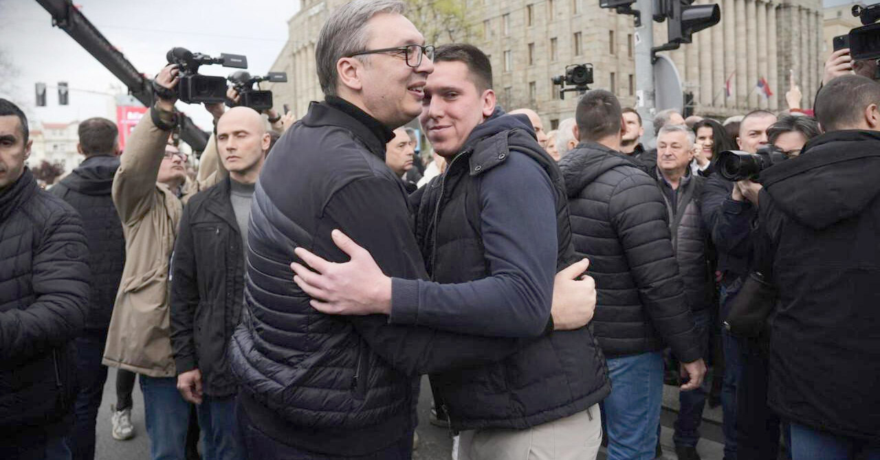 “Cirku” treditor në Beograd turpëron Vuçiçin, mediat serbe nxjerrin zbuluar presidentin, ja sa pak njerëz morën pjesë