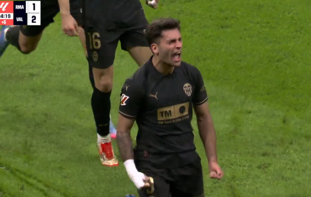 Çmenduria/ Real Madridi tronditet dhe humbet në kohën shtesë nga Valencia, titulli mbetet në duart e Barcelonës (VIDEO)