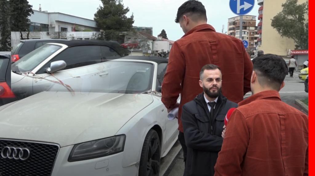 Çudia! Çon makinën për rregullim, mekaniku e përdor dhe bën aksident