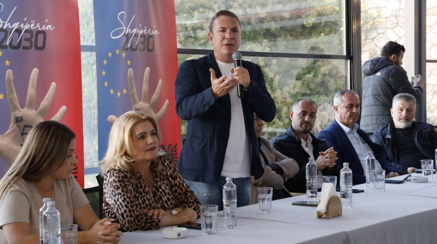 Damian Gjiknuri takim me sipërmarrës në Ksamil: Ju duhet një zë i fortë politik që ju zgjidh problemet