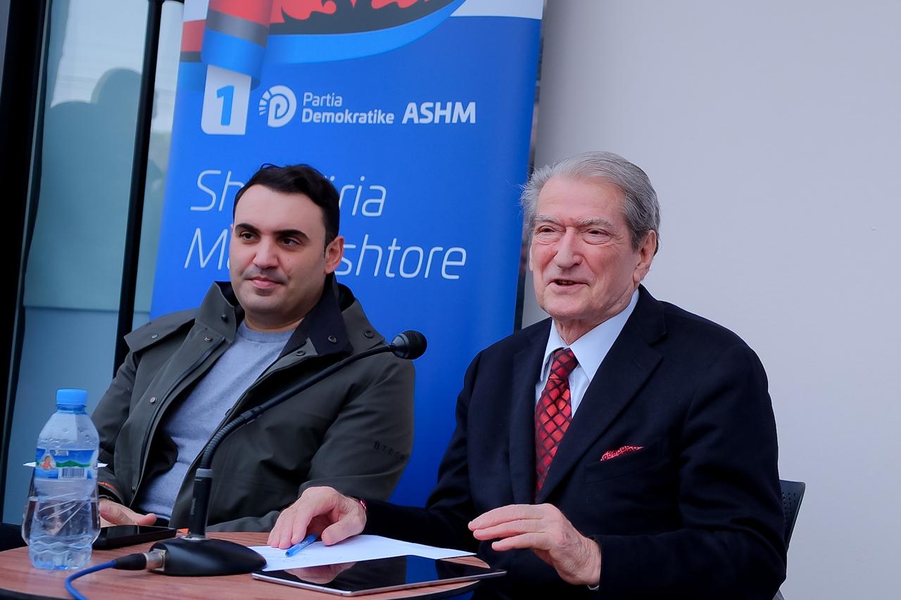 “Darkon me biftek 1 mijë euro”, Berisha sulmon Ballukun: 1 km rrugë kushton 10 herë më shumë, paratë e shqiptarëve po..